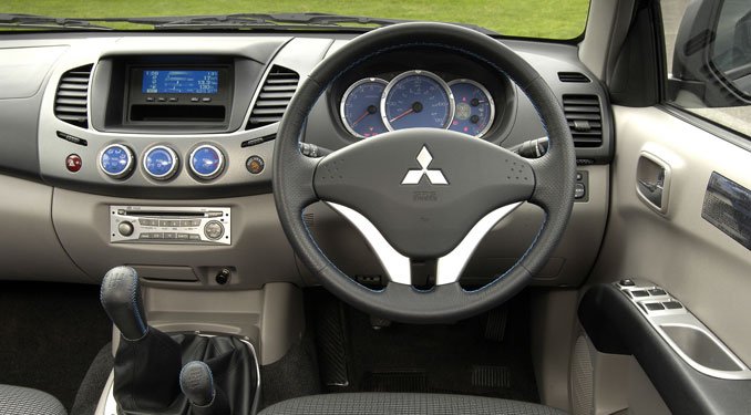 Belülről személyautókra jellemző kényelem fogadja az utasokat