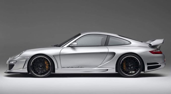 Az utastérben csak két utasnak jut hely, de ők versenyüléseket kapnak