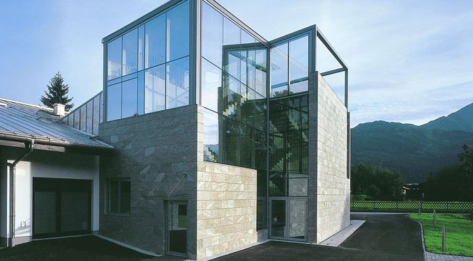 Zell am See-ben található a cég központja