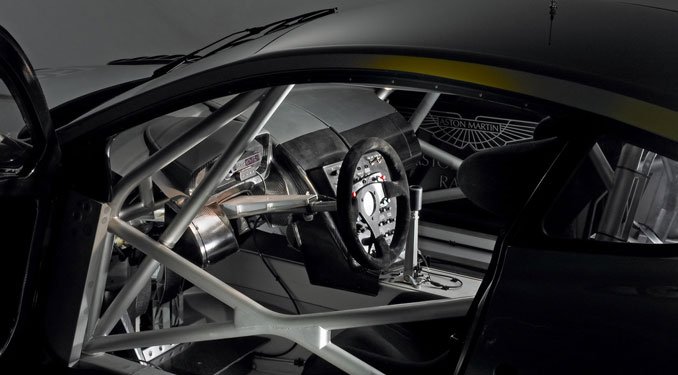 Az utastérben nem a megszokott luxus, hanem a versenyautós funkcionalitás dominál majd