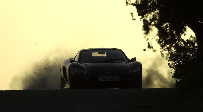 Hála a csővázra épített karbonszálas karosszériának, az autó csak 1250 kilogrammos