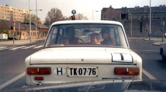 Ladában, hátsó ülésen