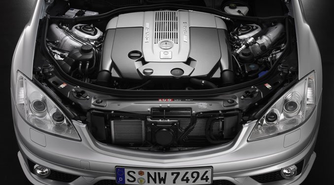 A motort összerakó AMG-dolgozó kézjegyével látja el a motort