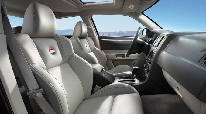 Belül sportülések fogadják az utazót