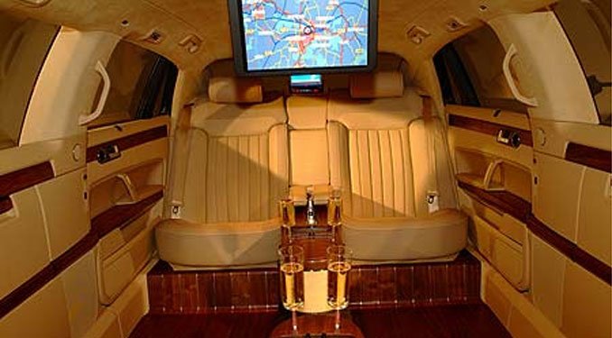 A luxusjárműben 17 colos képernyő hajtható ki a tetőből