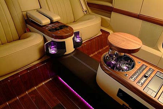 A pezsgő és a szivarok számára is jut ideális hely az utastérben