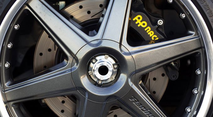 330 milliméteres féktárcsák és négydugattyú féknyergek lassítják a kocsit