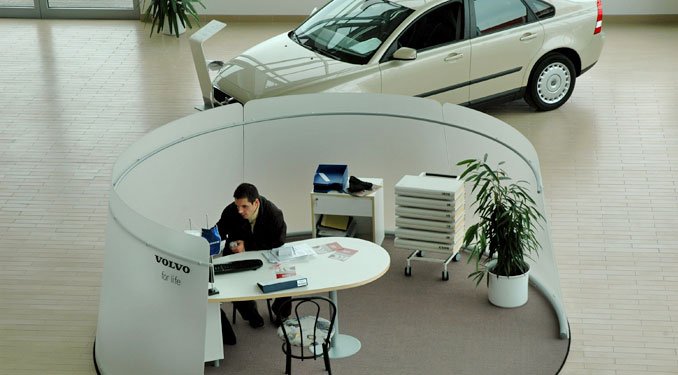 4624_44157_1000x700.jpg | Vezess | Vezess Ez az első Volvo szalon a régióban, amely az új építészeti szabványok szerint épült