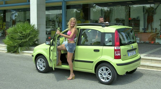 Nem a típustól, hanem a motortól függ az árváltozás. Az 1.1-es benzines Panda ára elvileg kicsit nőne, az 1.3-as dízelé pedig valamivel csökkenne 2006-ban