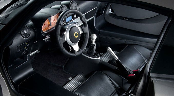 Megmaradt az autó puritán kialakítása, így sikerült a tömegét egy tonna alatt tartani