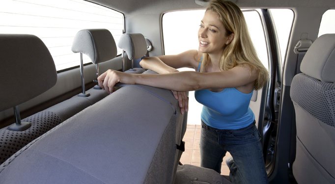 Kvázi csomagtérként szolgál a hely a felhajtható hátsó ülőlap alatt