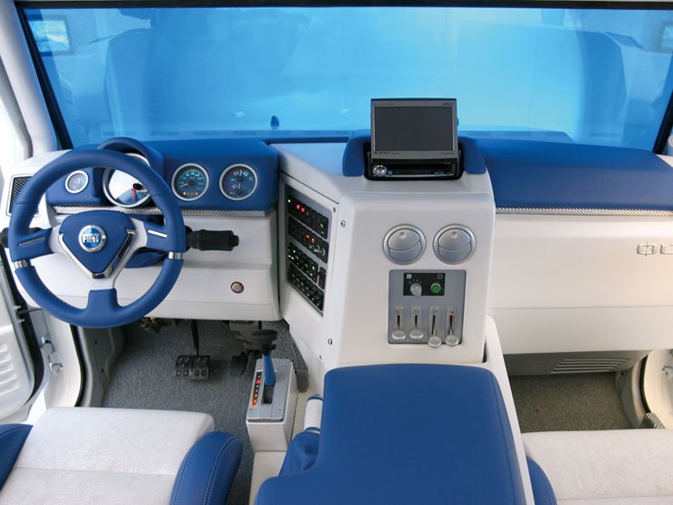 Kialakítástól függően négy illetve öt ülés van az Oltre utasterébe