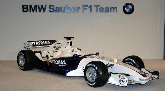 A 2006-os BMW versenyautó egyes elemei a tavalyi Sauber modell továbbfejlesztéséből született