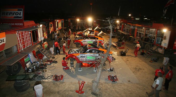 Ez a Dakar! 6 Ezen az estén nem lesz ilyen könnyű dolguk a versenyzőknek, nekik is be kell szállni a szerelésbe