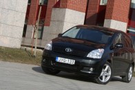 Teszt: Toyota Corolla Verso 2.2 D-4D  D-CAT 35