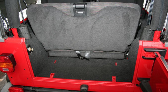 300 liter feletti a csomagtér, a kényelmetlen hátsó pad egy mozdulattal előredönthető