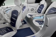 Négy utas kényelmesen utazhat a futurisztikus utastérben