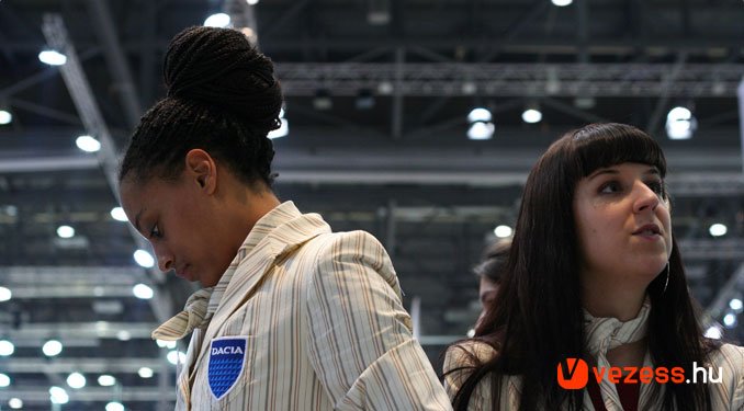 A Dacia-nak is vannak hostess-ei