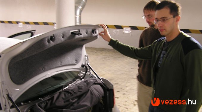 Nem a fejenként 12 pár cipő és a mobil szolárium, hanem a négy laptoptáska foglal sok helyet