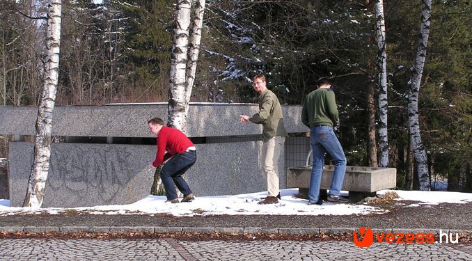 Még nem nőttünk ki a hógolyózásból