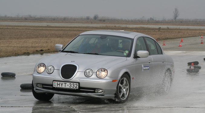 80-ról 1,2 méter esőben