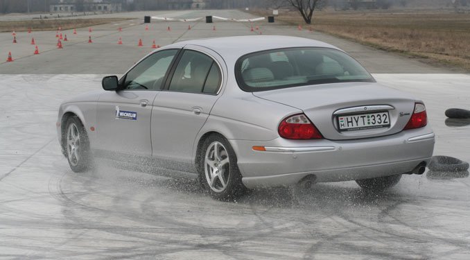 Hosszabb élettartamú elődjénél és jobban tapad vizes úton a Premacy