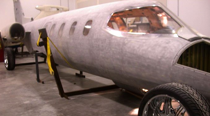 Hatalmas kerekeket és rengeteg extrát kapott a kibelezett repülőgép