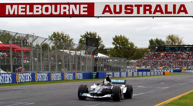 Baumgartner újra F1-es autót vezetett!