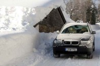 Vajon az autó vagy a snowboard kerüli meg gyorsabban a hegyet?