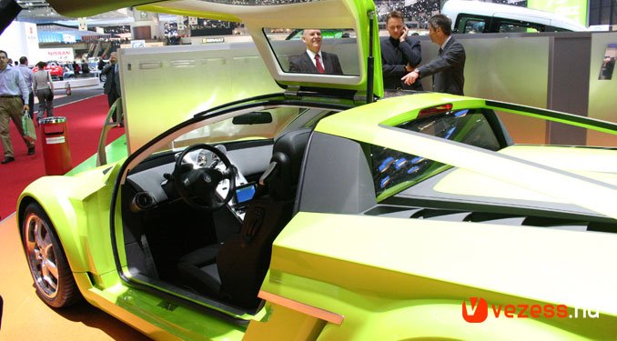Középre került a 487 lóerős V8-as erőforrás