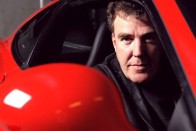 Jeremy Clarkson formaságokat nélkülöző stílusa valósággal a feje tetejére állította az autóipart