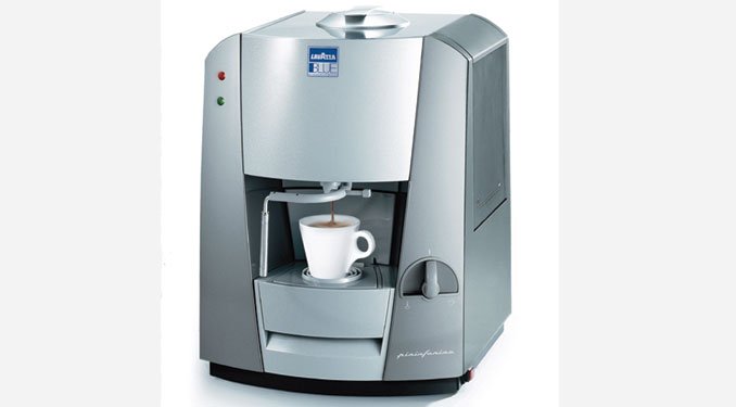 A Lavazza adta a tartalmat, Pinifarina pedig a formáért felelős