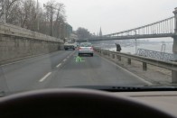 Zseniális a Head-up Display, a műszerfalra le sem kell nézni