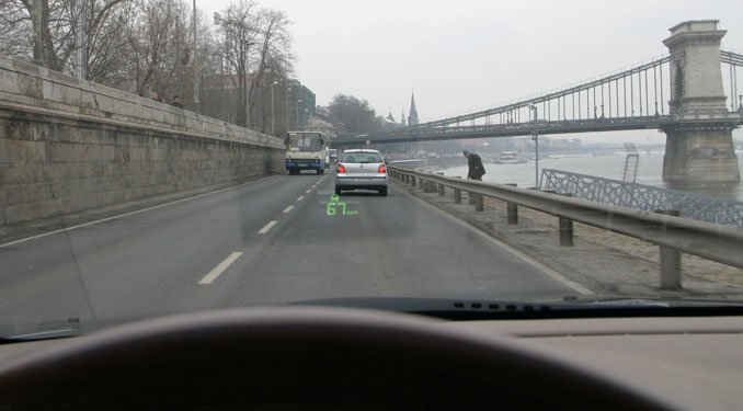 Zseniális a Head-up Display, a műszerfalra le sem kell nézni