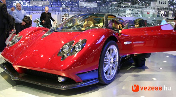 650 lóerős V12-es Mercedes motor biztosítja a lehengerlő teljesítményt