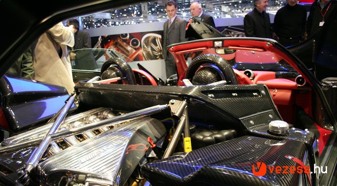 650 lóerős V12-es Mercedes motor biztosítja a lehengerlő teljesítményt