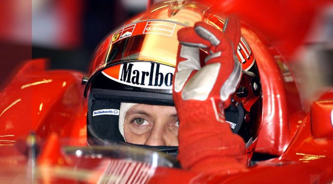 Schumacher a Ferrarinál marad
