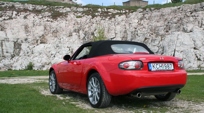 Zárt tetővel is jól mutat az új roadster