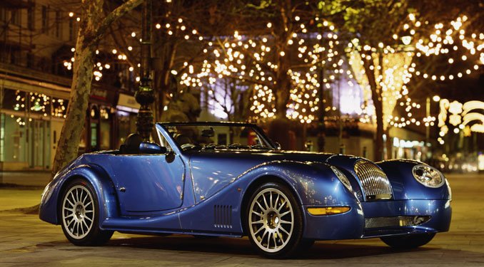 Évtizedes ritkaságok is lesznek a kiállításon, de a hangsúly a mostani sport- és luxuskocsikon van