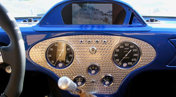 A régi időket idézű műszerek között jól mutat az LCD kijelző is