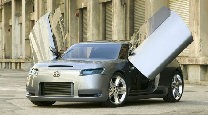 A hagyományos Scion modellekben használt 2,4 literes négyhengeres motor került a Fuse orrába