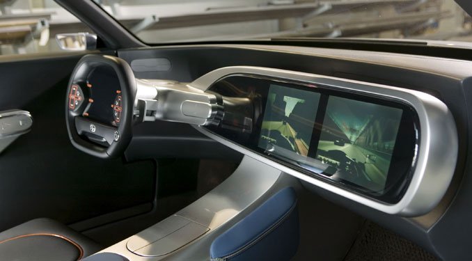 Álló helyzetben szórakozásra használhatók a műszerfal monitorai, amúgy a vezetőt látják el információval