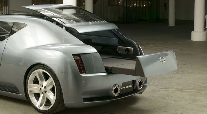 A tulajdonos egyéniségének megfelelő fénnyel világítanak az első fényszórók, a kanyarodást a felniken lévő LED-ek jelzik