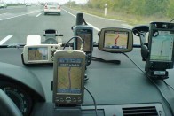 A csapatosan támadó GPS-ek már valóban elvonhatják a vezető figyelmét