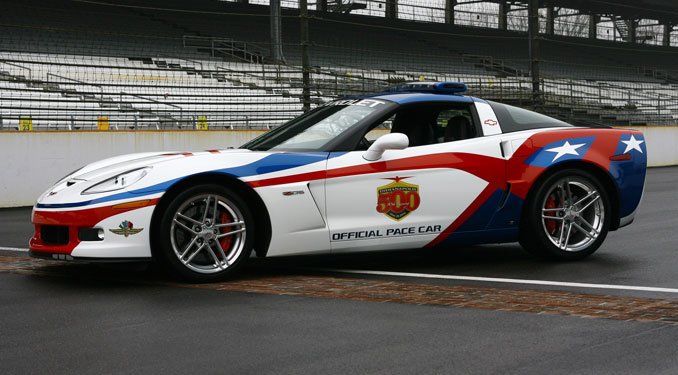 505 lóerős 7.0 literes V8-as motor van a Z06-ban, amivel 320 km/órás sebességre képes a Corvette