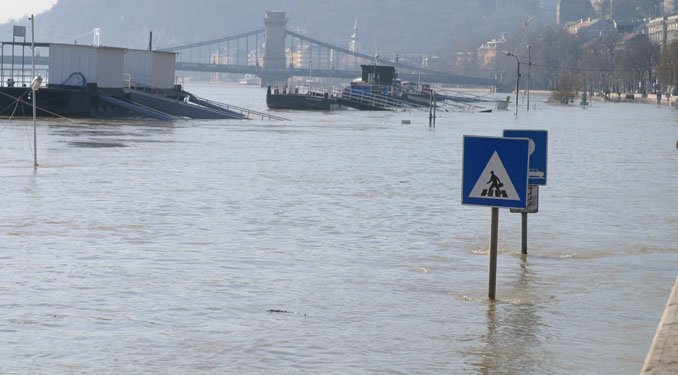 Kedden tetőzik a Duna, várhatóan csütörtöktől járható a rakpart