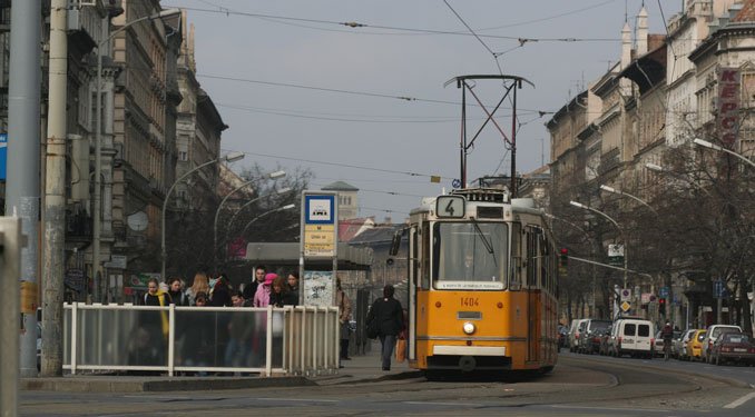 Dugóban szálljunk villamosra!