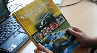 F1 könyv ajándékba