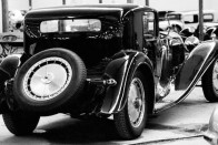 A korabeli Bugatti Royale, tömege akár a 4,5 tonnát is elérhette, kiviteltől függően