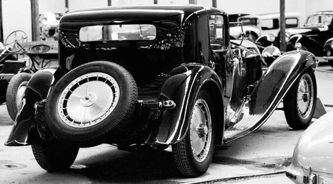 A korabeli Bugatti Royale, tömege akár a 4,5 tonnát is elérhette, kiviteltől függően